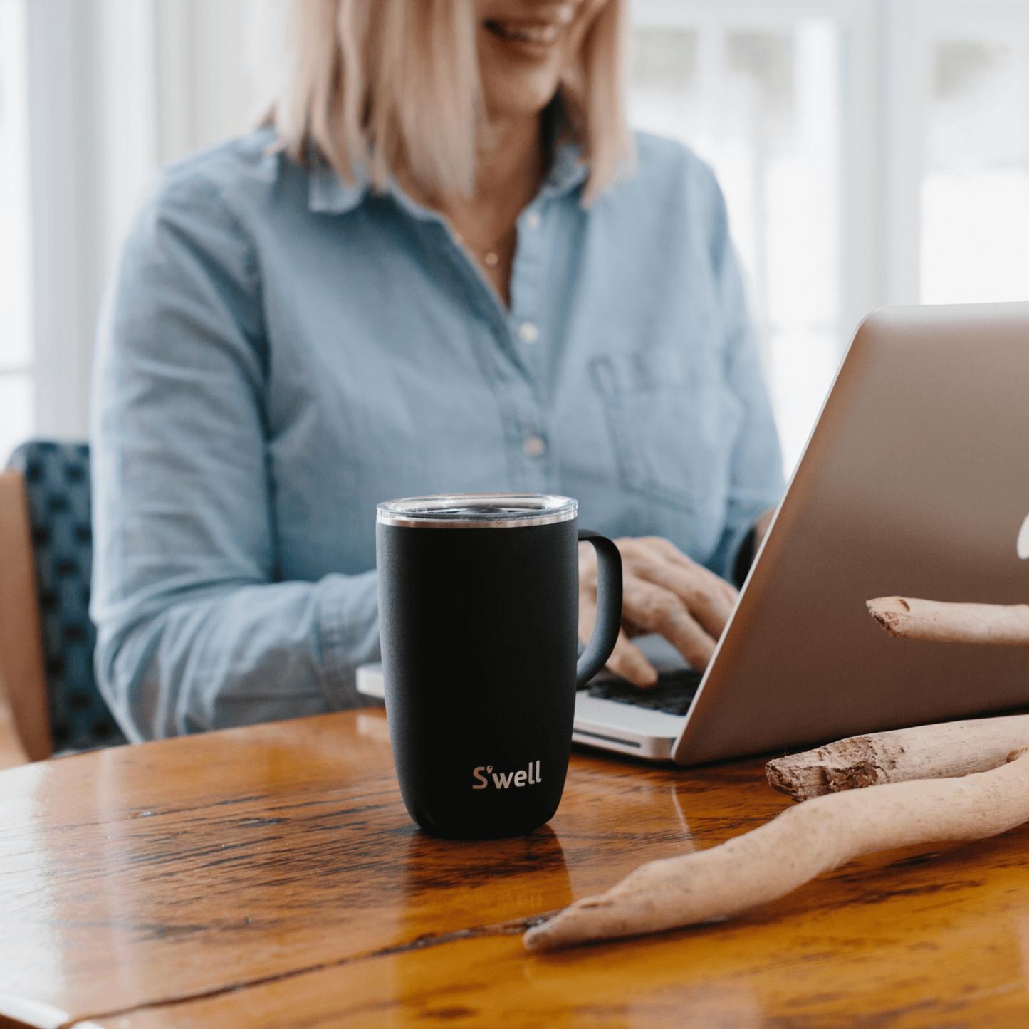 mug-16oz-q4 Swell-16oz-Mug-Onyx-Lifestyle-1.png