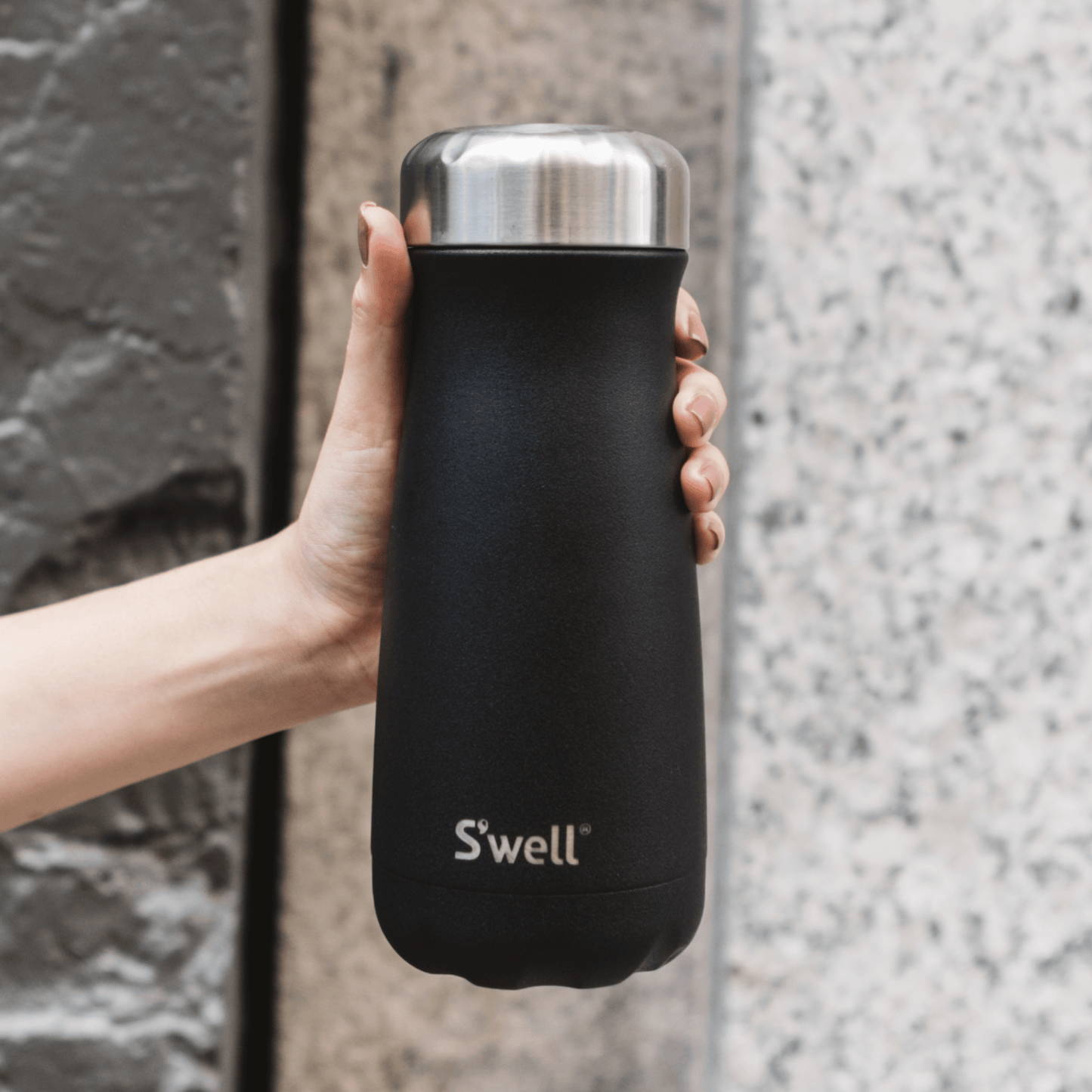 traveler-16oz-u2 Swell-Water-Bottle-Traveler-16oz-Black-Onyx-Lifestyle-1.png